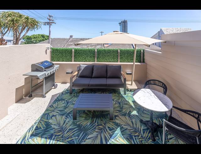 2 BEDROOM APARTMENT TO LET IN SEA POINT